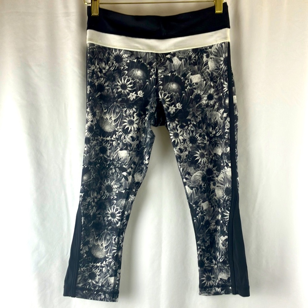 Lulu Lemon flowabunga floral cropped athletic leggings size 4 - Picture 1 of 9
